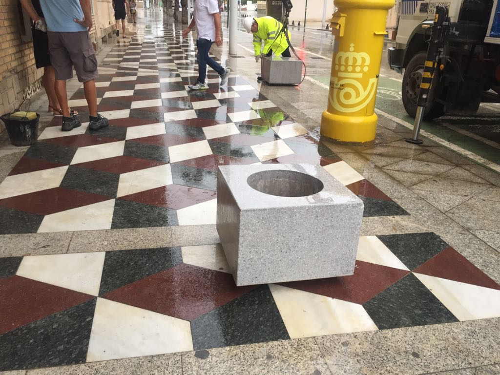 Comienza la colocación de los maceteros en el paseo marítimo de Los Arenales del Sol Comienza la colocación de los maceteros en el paseo marítimo de Los Arenales del Sol