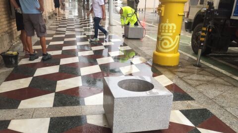 Colocaci&oacute;n de maceteros en Los Arenales del Sol