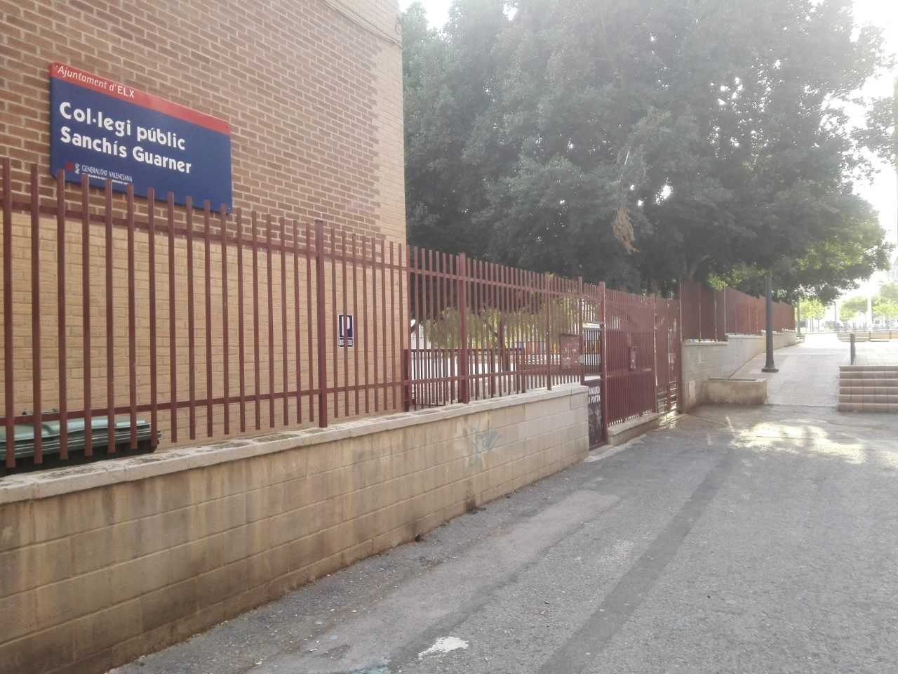 Educación incumple el compromiso de dotar al colegio Sanchís Guarner de Elche de un ascensor Educación incumple el compromiso de dotar al colegio Sanchís Guarner de Elche de un ascensor