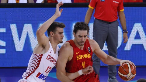 Pau Gasol postea a Saric durante el Croacia - Espa&ntilde;a