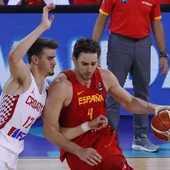 Pau Gasol postea a Saric durante el Croacia - España Pau Gasol postea a Saric durante el Croacia - España