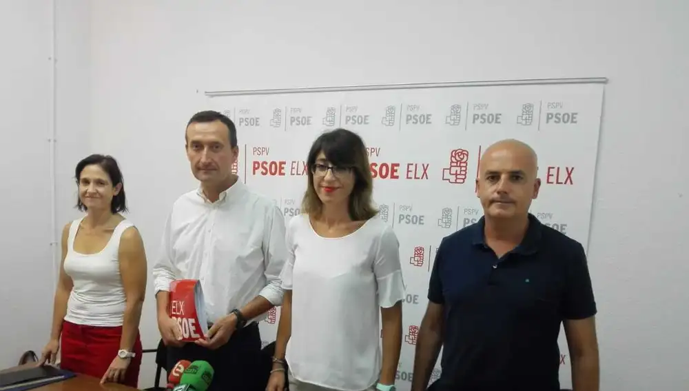 El alcalde de Elche entre las concejalas de Hacienda y Educación antes de la rueda de prensa El alcalde de Elche entre las concejalas de Hacienda y Educación antes de la rueda de prensa