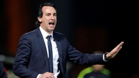 Emery da instrucciones durante un partido del PSG
