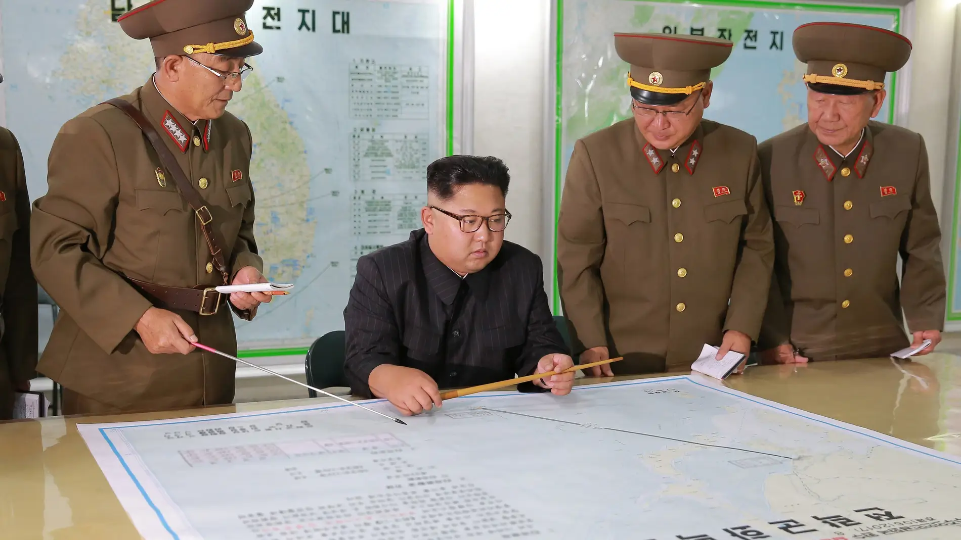 El líder norcoreano Kim Jong Un inspecciona los planes de lanzamiento de misiles