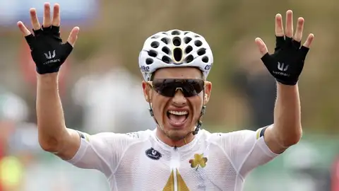 Stefan Denifl logra la victoria en la decimoséptima etapa Stefan Denifl logra la victoria en la decimoséptima etapa