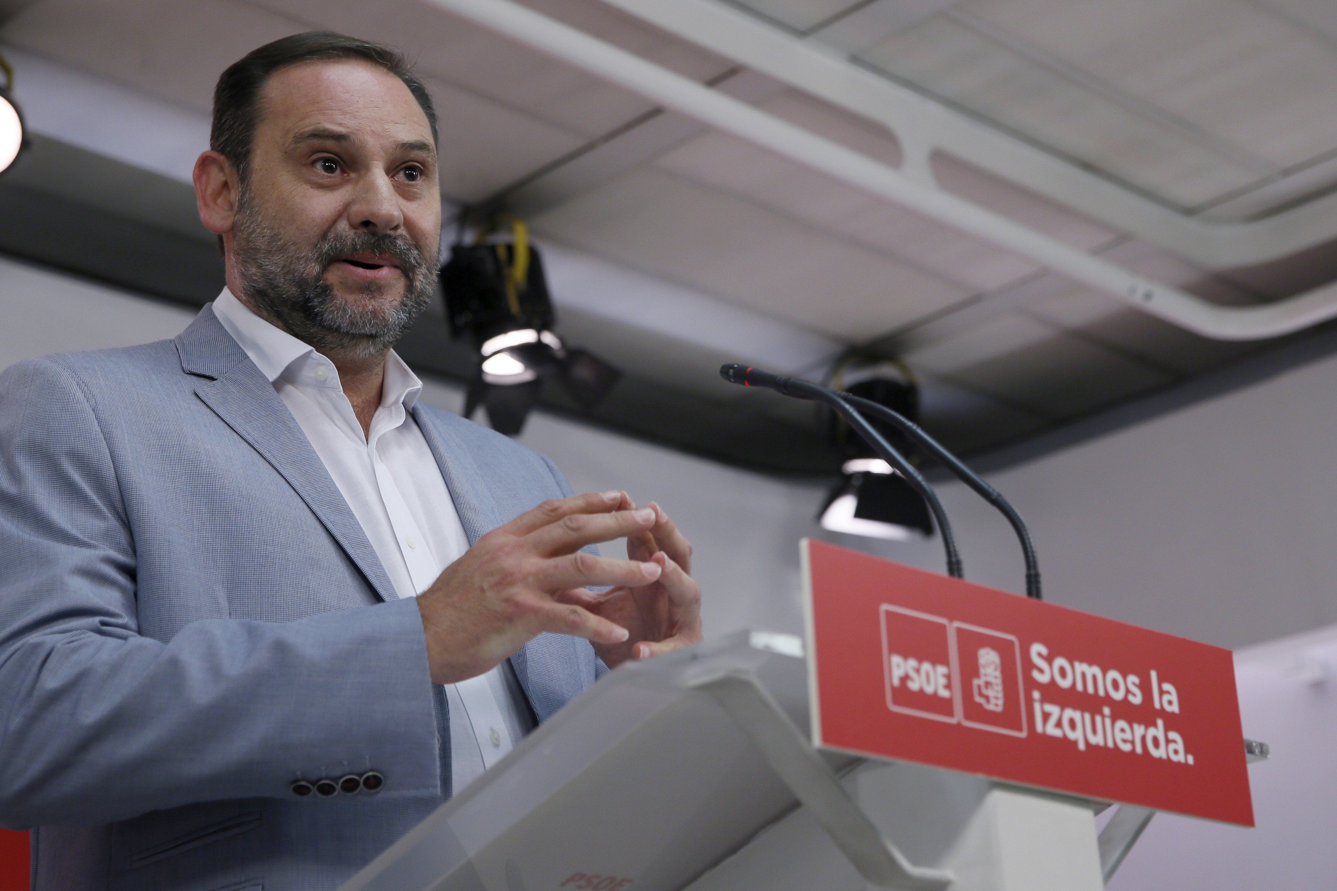 El PSOE culpa a Puigdemont de una situación que "ha superado" a Rajoy El PSOE culpa a Puigdemont de una situación que "ha superado" a Rajoy