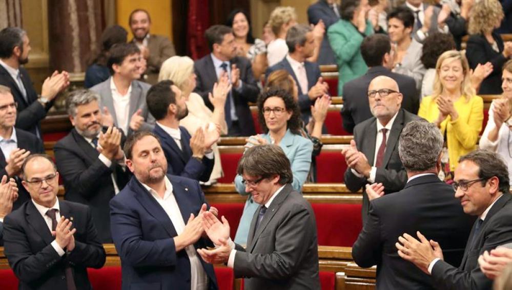 Diputados de Junts pel Sí celebran la aprobación de la Ley del Referéndum