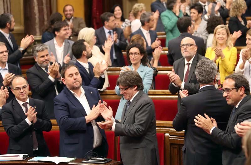 Junts pel Sí sostiene que hay que "proclamar la independencia" para que el Estado no "aplaste" a Cataluña Junts pel Sí sostiene que hay que "proclamar la independencia" para que el Estado no "aplaste" a Cataluña