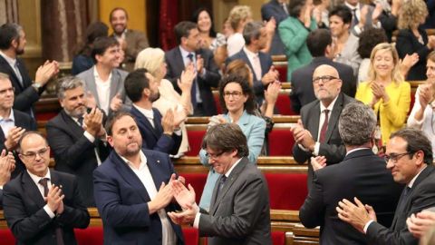 Diputados de Junts pel S&iacute; celebran la aprobaci&oacute;n de la Ley del Refer&eacute;ndum