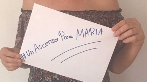 Cartel con el hashtag de la movilizaci&oacute;n para pedir un ascensor