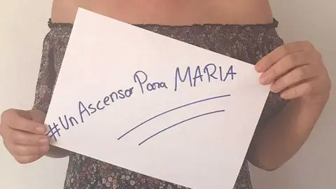 Cartel con el hashtag de la movilización para pedir un ascensor Cartel con el hashtag de la movilización para pedir un ascensor