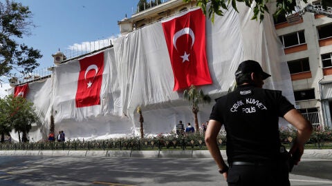 Un agente de la polic&iacute;a turca