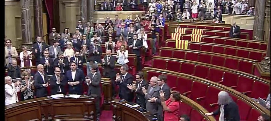 El Parlament reafirma los "objetivos políticos" de la resolución independestista El Parlament reafirma los "objetivos políticos" de la resolución independestista