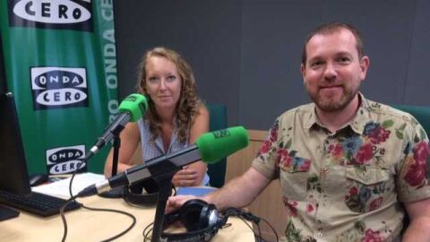 El portavoz parlamentario de M&eacute;s, David Abril, atiende los micr&oacute;fonos de Mallorca en la Onda de Onda Cero Mallorca que dirige Elka Dimitrova.
