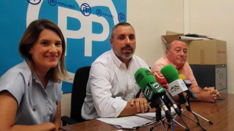 Vicente Granero -en el centro- junto a Erica S&aacute;nchez y Justino Delgado en el Grupo Municipal del PP de Elche