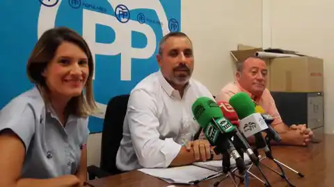 Vicente Granero -en el centro- junto a Erica Sánchez y Justino Delgado en el Grupo Municipal del PP de Elche Vicente Granero -en el centro- junto a Erica Sánchez y Justino Delgado en el Grupo Municipal del PP de Elche