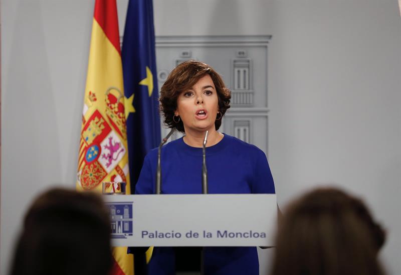 Santamaría denuncia el "abochornante espectáculo" que está dando el Parlament de Cataluña Santamaría denuncia el "abochornante espectáculo" que está dando el Parlament de Cataluña