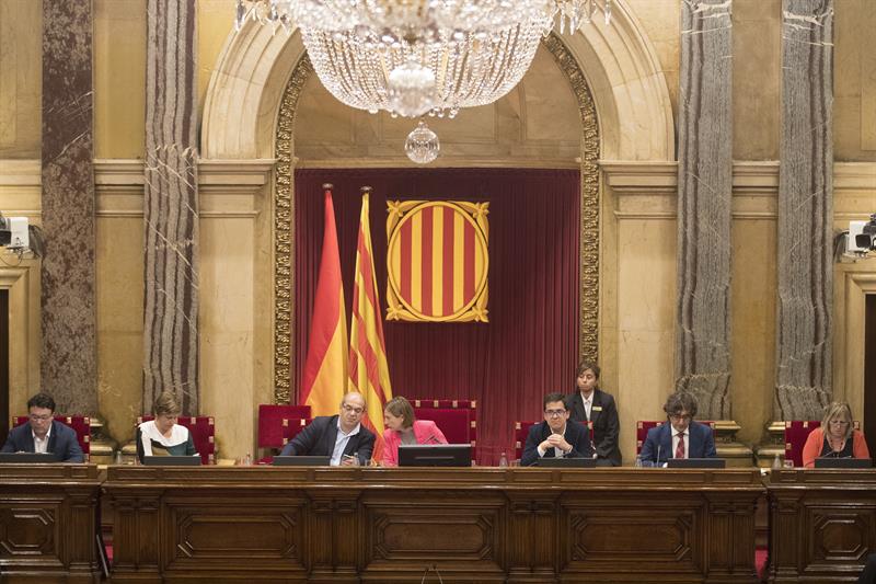 Tertulia: Comportamiento totalitario en la sesión del Parlament de Cataluña Tertulia: Comportamiento totalitario en la sesión del Parlament de Cataluña