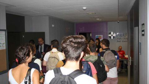 Estudiantes en la sede del CEU de Elche