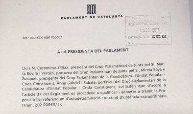 Diputados de Junts pel Sí y la CUP firman un documento que proclama la república catalana independiente Diputados de Junts pel Sí y la CUP firman un documento que proclama la república catalana independiente