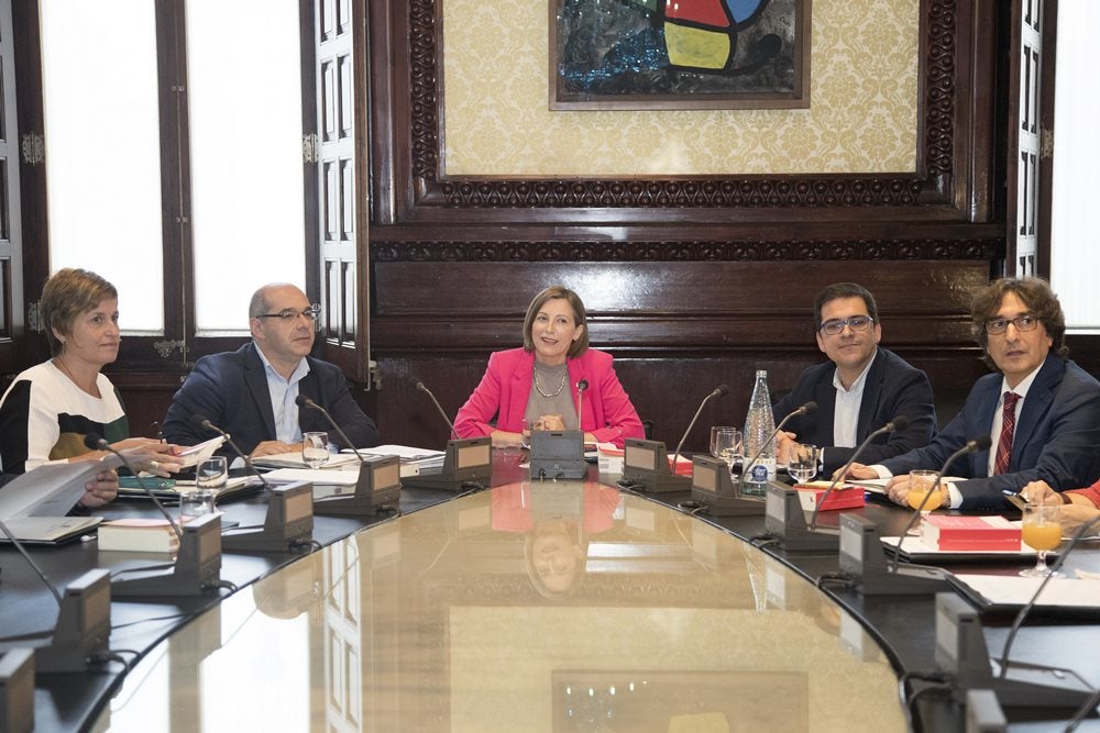 Los letrados del Parlament alertan a Forcadell que las leyes de ruptura chocan con el Constitucional Los letrados del Parlament alertan a Forcadell que las leyes de ruptura chocan con el Constitucional