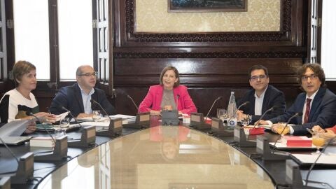 La presidenta del Parlament de Catalu&ntilde;a, Carme Forcadell, preside la Mesa del Parlament