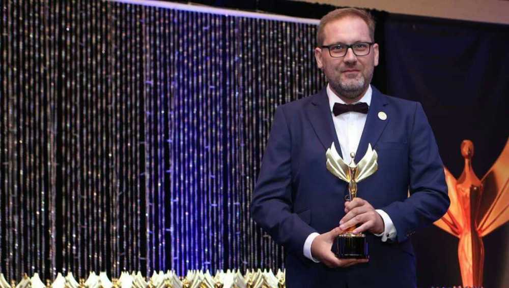 Miguel Molina tras recoger el premio Napolitan Victory Awards 