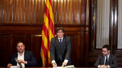 Puigdemont y consellers firman en el Parlament el decreto de convocatoria del refer&eacute;ndum del 1-O