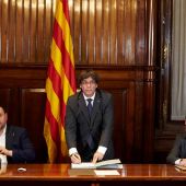 Puigdemont y consellers firman en el Parlament el decreto de convocatoria del referéndum del 1-O