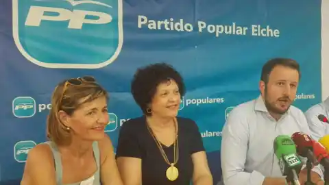 Pablo Ruz en una rueda de prensa junto a las ediles María Dolores Serna y Manuela Mora Pablo Ruz en una rueda de prensa junto a las ediles María Dolores Serna y Manuela Mora