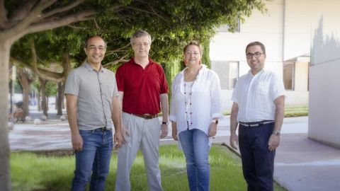 La cient&iacute;fica &Aacute;ngela Nieto con investigadores que han participado en el estudio de la UMH