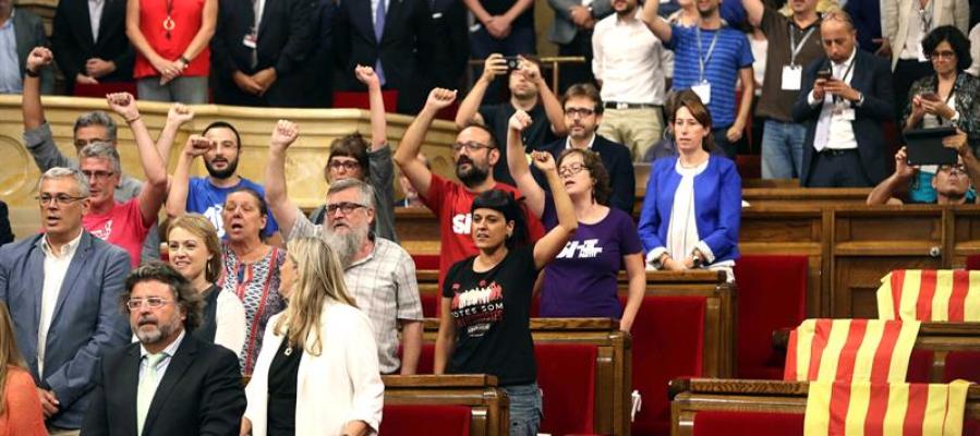 Diputados de Junts pel Sí y de la CUP cantan Els Segadors tras la aprobación de la a ley del referendum Diputados de Junts pel Sí y de la CUP cantan Els Segadors tras la aprobación de la a ley del referendum