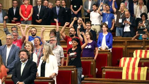 Diputados de Junts pel S&iacute; y de la CUP cantan Els Segadors tras la aprobaci&oacute;n de la a ley del referendum