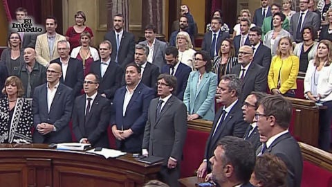 El Parlament catal&aacute;n celebra la aprobaci&oacute;n de la Ley del Refer&eacute;ndum cantando 'Chiquitita' en espa&ntilde;ol