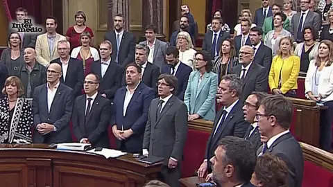 El Parlament catalán celebra la aprobación de la Ley del Referéndum cantando 'Chiquitita' en español El Parlament catalán celebra la aprobación de la Ley del Referéndum cantando 'Chiquitita' en español