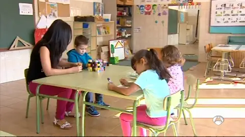 Niños en una clase de colegio Niños en una clase de colegio