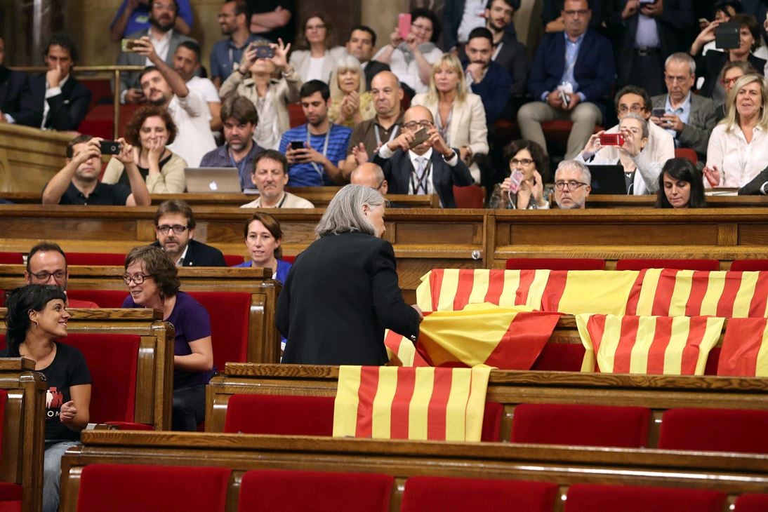 Àngels Martínez, diputada de Podem: "El Boe que diga misa: el Presidente de la República catalana es Puigdemont" Àngels Martínez, diputada de Podem: "El Boe que diga misa: el Presidente de la República catalana es Puigdemont"