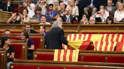  &Agrave;ngels Mart&iacute;nez retirando las banderas de Espa&ntilde;a en el Parlament