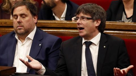 Carles Puigdemont y Oriol Junqueras en el pleno del Parlament