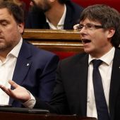 Carles Puigdemont y Oriol Junqueras en el pleno del Parlament