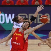 Pau Gasol intenta capturar un rebote ante Hungría