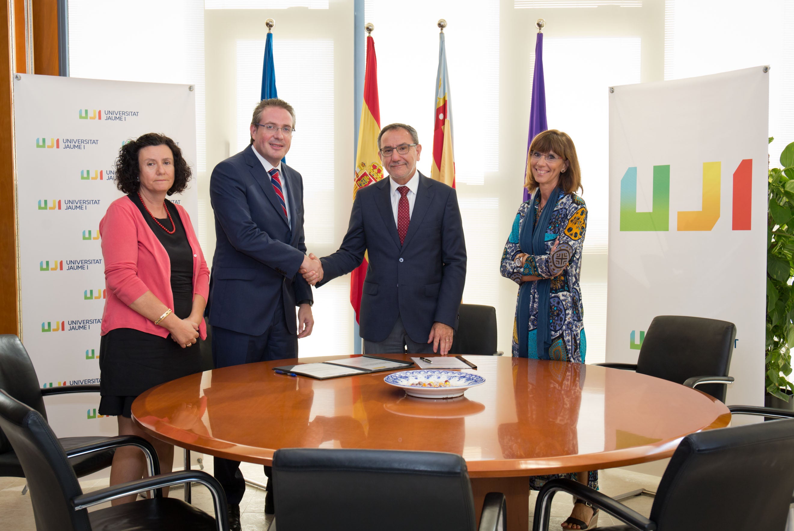 Renovado el convenio de colaboración con la Universitat Jaume I para albergar a estudiantes en prácticas en la Subdelegación de Castellón Renovado el convenio de colaboración con la Universitat Jaume I para albergar a estudiantes en prácticas en la Subdelegación de Castellón