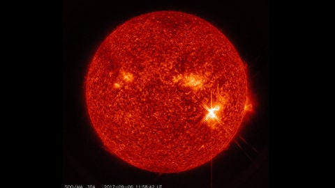 Como afectara a la Tierra la mayor llamarada solar de la decada