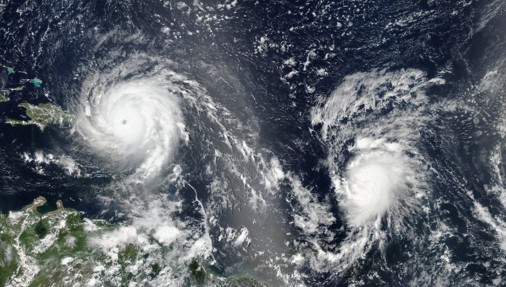Imagen facilitada por la NASA que muestra el huracán Irma y el Huracán José en el Océano Atlántico