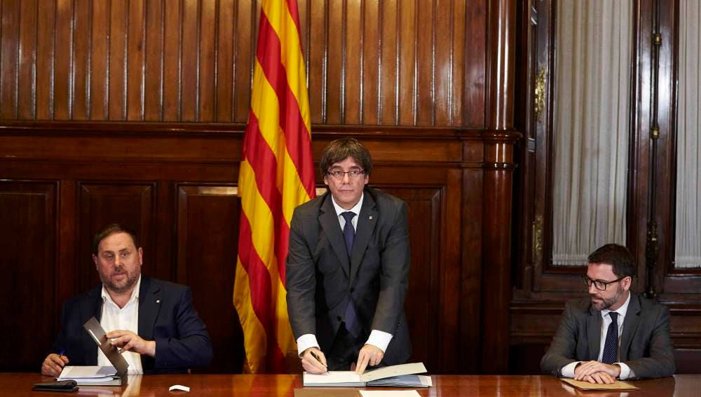 El presidente de la Generalitat, Carles Puigdemont, firma la convocatoria de referéndum 