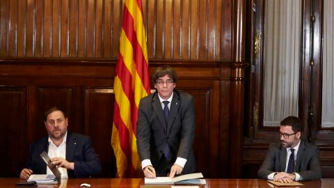 El presidente de la Generalitat, Carles Puigdemont, firma la convocatoria de refer&eacute;ndum 
