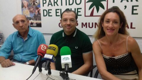 Jes&uacute;s Pareja -en el centro- antes de una rueda de prensa en el Grupo Municipal del Partido de Elche