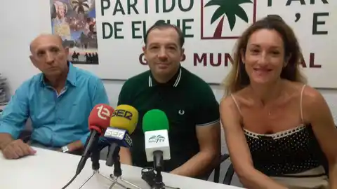 Jesús Pareja -en el centro- antes de una rueda de prensa en el Grupo Municipal del Partido de Elche Jesús Pareja -en el centro- antes de una rueda de prensa en el Grupo Municipal del Partido de Elche