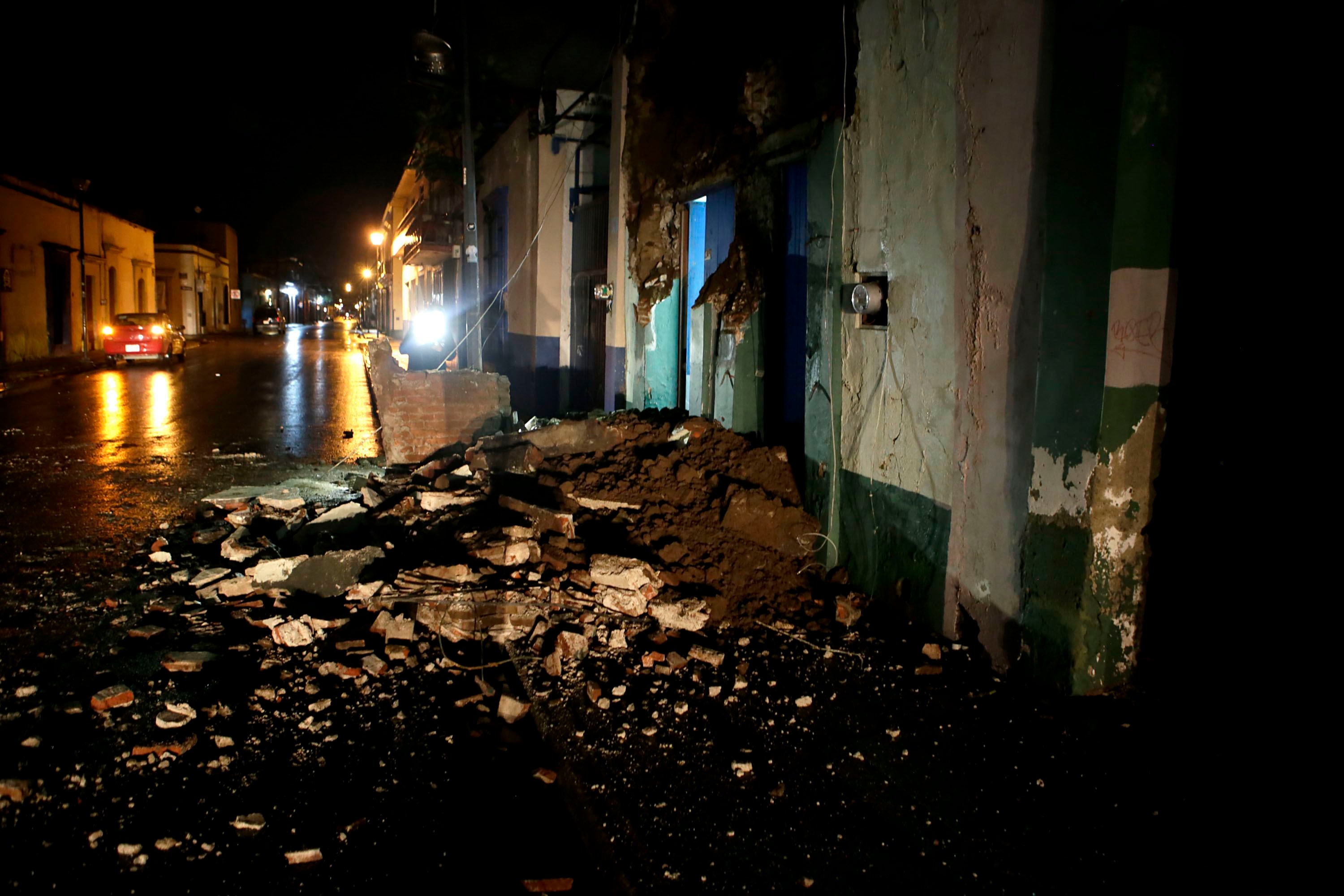 Al menos 65 muertos y 250 heridos por el fuerte terremoto en México Al menos 65 muertos y 250 heridos por el fuerte terremoto en México