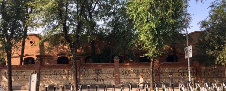 Aparecen pintadas falangistas en el Matadero de Madrid contra el acto de apoyo al referéndum Aparecen pintadas falangistas en el Matadero de Madrid contra el acto de apoyo al referéndum